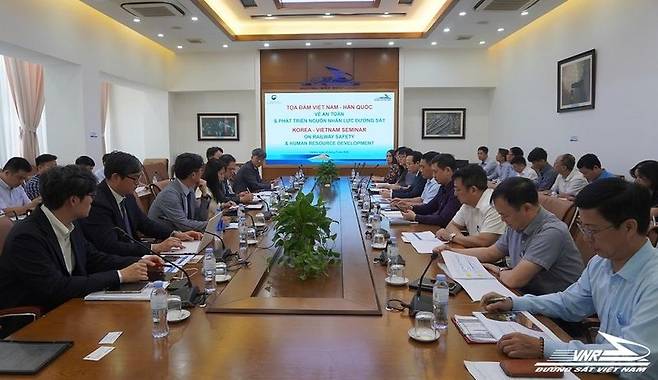 국토교통부·한국대사관·국가철도공단·한국철도공사·한국철도기술연구원 대표단(왼쪽)이 지난 5일 베트남 철도공사 대표단과 철도 안전 확보 및 인력 양성 방안에 대해 논의하고 있다. 베트남 철도공사 제공