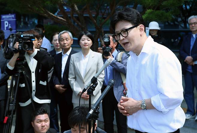 무소속 한동훈 부산 북갑 국회의원 보궐선거 예비후보가 4일 오후 부산 구포동 북구선거관리위원회에 예비후보 등록을 마친 뒤 기자들 질문에 답하고 있다. 연합뉴스