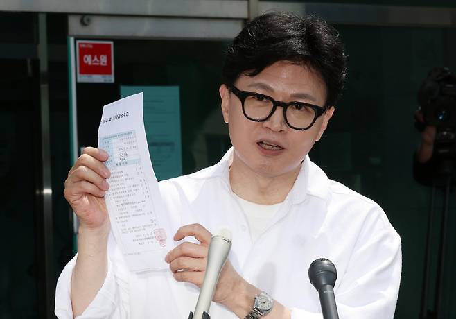 한동훈 전 국민의힘 대표가 4일 부산 북구 선거관리위원회에서 부산 북갑 국회의원 보궐선거 예비후보로 등록한 뒤 접수증을 보여주고 있다. 부산=뉴시스