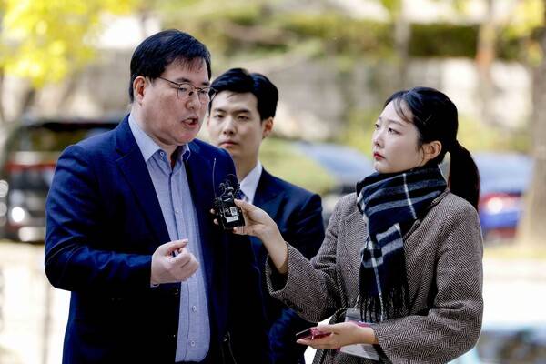 ▲유동규 전 성남도시개발공사 기획본부장이 지난해 10월31일 서울중앙지법에서 열린 대장동 개발비리 1심 선고공판에 출석하면서 입장을 밝히고 있다. ⓒ연합뉴스