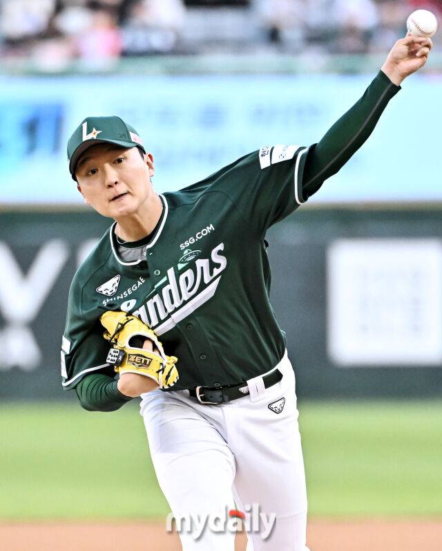 24일 KT전에서 역투하고 있는 SSG 김건우./송일섭 기자
