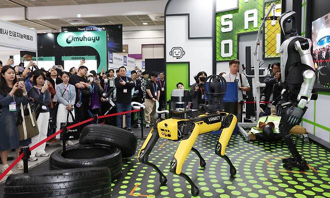 6일 서울 강남구 삼성동 코엑스에서 열린 2026 국제인공지능대전(AI EXPO KOREA)을 찾은 참관객들이 페르소나AI 부스에서 펼쳐진 인공지능 로봇과 로봇개 시연을 지켜보고 있다.
