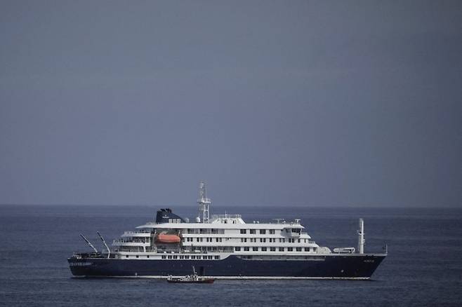 2026년 5월 5일 카보베르데의 수도 프라이아 항구에 정박 중인 크루즈선 MV 혼디우스의 우현 쪽 조종사 문에 구급차 보트가 접근하고 있다. AFP 연합뉴스