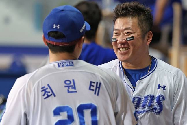 더그아웃에서 대화하며 웃고 있는 최형우(오른쪽)과 최원태(왼쪽). /사진=삼성 라이온즈