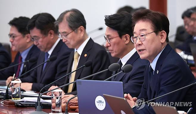 이재명 대통령, 국무회의 주재 (서울=연합뉴스) 한상균 기자 = 이재명 대통령이 6일 청와대에서 국무회의 겸 비상경제점검회의를 주재하고 있다. 2026.5.6 xyz@yna.co.kr