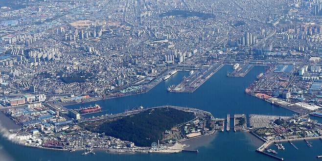 ▲ 수도권 물류 중심지 인천내항 모습. 항만 뒤편에는 거대 도심이 형성돼 있다. /인천일보DB