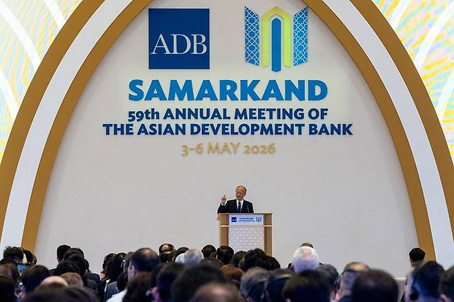마사토 칸다(Masato Kanda) ADB 총재가 우즈베키스탄 사마르칸트에서 열린 제59차 ADB연차총회 개막식에서 개회사를 하고 있다.(사진제공=아시아개발은행(ADB))
