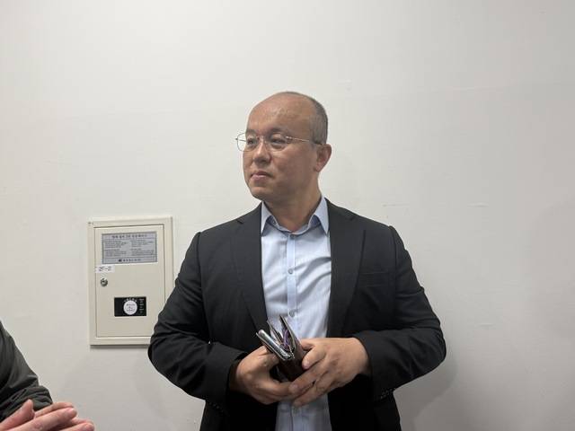 민경권 대한민국 주주운동본부 대표가 7일 국회 소통관에서 열린 기자회견 이후 기자들의 질문에 답변하고 있다. 정수연 기자