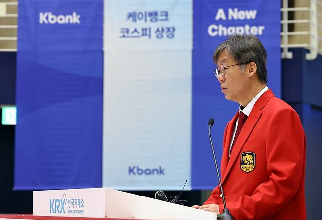 케이뱅크는 1분기 시장 기대치를 상회하는 실적을 기록했다. 사진은 최우형 케이뱅크 행장이 3월 5일 오전 서울 여의도 한국거래소에서 열린 코스피 상장식에서 발언하고 있는 모습. / 뉴시스