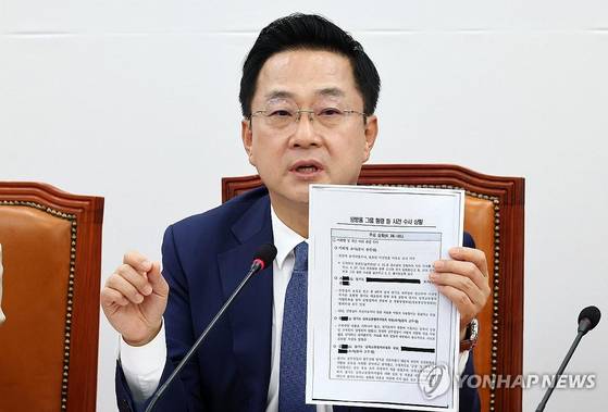 박성준 더불어민주당 의원이 지난 4월 29일 국회에서 열린 윤석열 정치검찰 조작기소 국조특위 민주당 위원 기자간담회에서 쌍방울 그룹 횡령 등 사건 수사 상황에 대해 설명하고 있다. 〈사진=연합뉴스〉