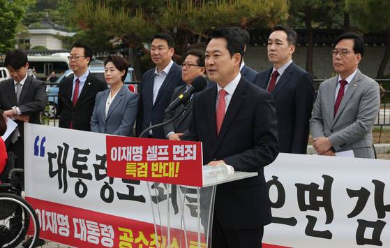 장동혁 국민의힘 대표와 송언석 원내대표 등 당 지도부가 7일 서울 청와대 사랑채 분수대 앞에서 열린 현장 최고위원회에서 구호를 외치고 있다. 〈사진=연합뉴스〉