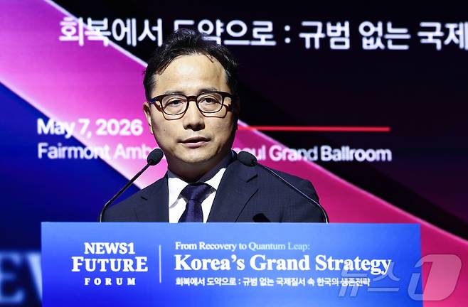 김일동 방위사업청 차장이 7일 서울 여의도 페어몬트 앰배서더 호텔에서 열린 뉴스1 미래포럼에서 방위산업 대전환, 글로벌 4대 강국 비전을 주제로 특별강연을 하고 있다. 2026.5.7 ⓒ 뉴스1 김민지 기자