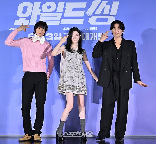 강동원, 박지현, 엄태구가 7일 서울 광진구 롯데시네마 건대입구에서 열린 영화 ‘와일드 씽’ 제작보고회에서 포토타임을 갖고 있다. 2026. 5. 7. 최승섭기자 thunder@sportsseoul.com