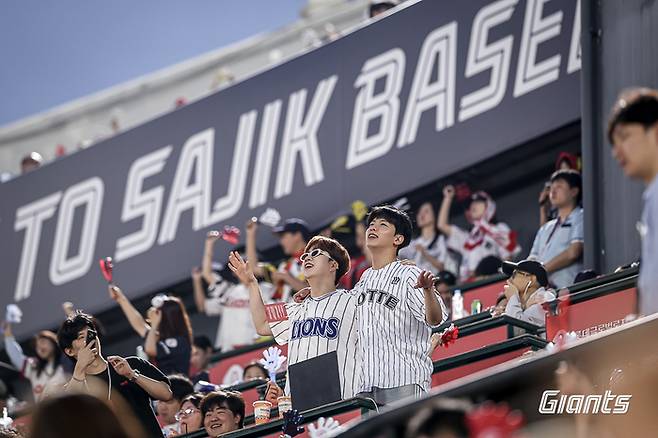 롯데가 22~24일 부산 사직구장에서 열리는 2025 KBO리그 삼성과 정규시즌 맞대결에서 ‘클래식 시리즈’를 진행한다. 사진 | 롯데 자이언츠