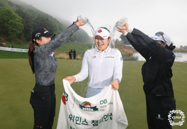지난 3일 유현조가 충북 음성군 레인보우힐스 컨트리클럽에서 열린 KLPGA 투어 DB 위민스 챔피언십 최종 4라운드에서 이븐파 72타를 기록, 최종 합계 7언더파 281타로 정상에 올랐다. (유현조가 우승 후 동료들로부터 축하 세레모니를 받고 있다). /사진=KLPGA