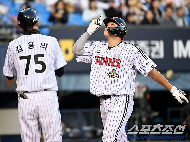 6일 잠실야구장에서 열린 두산과 LG의 경기. 2회말 1사 1루 이재원이 선제 2점홈런을 치고 기쁨을 나누고 있다. 잠실=허상욱 기자wook@sportschosun.com/2026.05.06/