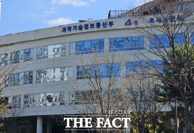 과기정통부는 국민들이 일상에서 인공지능 혁신 성과를 체감하도록 지원하는 'AX 디바이스 개발·실증' 사업의 사업자 선정한다. /더팩트 DB