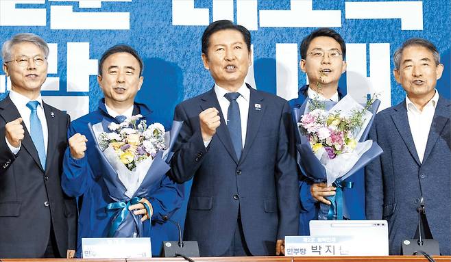 민주당은 인재 영입식, 국민의힘은 특검법 규탄 더불어민주당 정청래 대표가 6일 서울 여의도 국회에서 열린 인재 영입식에서 새로 영입한 임문영(왼쪽에서 두 번째) 전 국가인공지능전략위원회 부위원장, 박지원 최고위원(왼쪽에서 네 번째) 등과 기념 촬영을 하고 있다. /연합뉴스