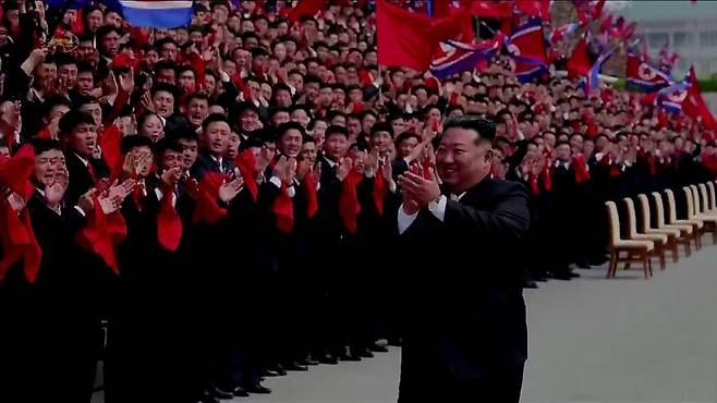 김정은 북한 국무위원장이 지난 2일 사회주의애국청년동맹 제11차대회 참가자들을 만나 기념사진을 찍었다고 조선중앙TV가 3일 보도했다. 조선중앙TV 갈무리