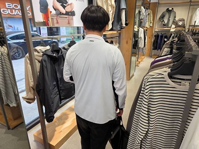 신발 구매를 마친 아이는 여름 반팔과 반바지까지 야무지게 구매했다. 평소라면 부담스러웠을 의류비를 고유가 피해지원금으로 해결하자 나와 아이는 물론, 사장님도 적지 않은 매출에 웃음을 지으며 소소한 서비스를 챙겨주셨다. (본인 촬영)