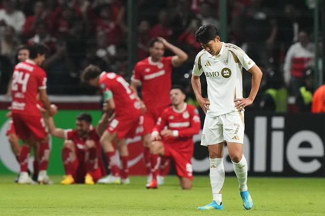 LAFC 손흥민이 6일 멕시코 톨루카의 에스타디오 네메시오 디에스에서 열린 톨루카와의 2026 북중미카리브축구연맹(CONCACAF) 챔피언스컵 준결승 2차전에서 후반 추가시간 네 번째 실점 후 아쉬움에 고개를 숙이고 있다. 톨루카=AP 연합뉴스