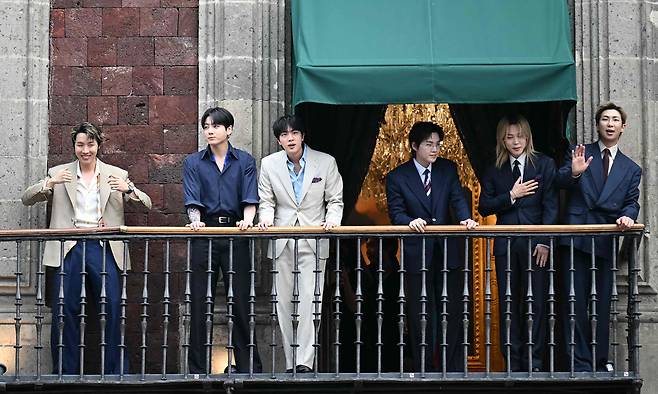 그룹 방탄소년단이 클라우디아 셰인바움 멕시코 대통령과 환담을 나눈 뒤 대통령궁 발코니에 나와 팬들에게 인사를 하고 있다. 멕시코시티=AFP연합뉴스