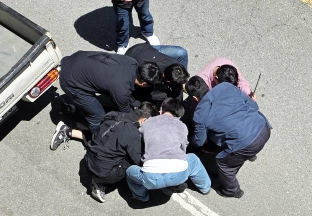 지난 5일 오전 광주 광산구 월계동 한 도로에서 살인 혐의 등을 받는 20대 피의자 장모씨를 경찰이 긴급 체포하고 있다. 광주=연합뉴스