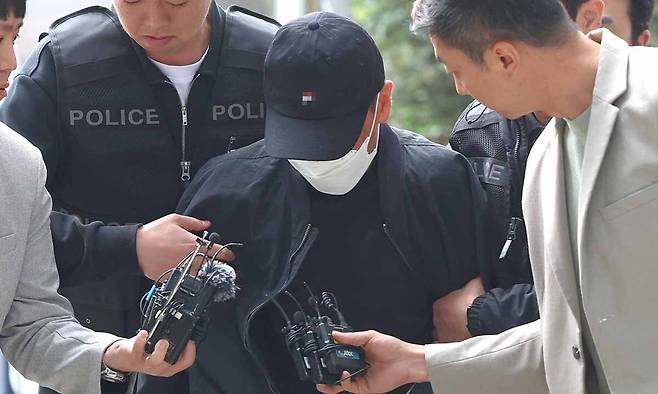 화물연대본부 집회 현장에서 화물차를 몰아 노조원을 치어 숨지게 한 혐의(살인 등)를 받는 운전자 A씨가 구속 전 피의자 심문(영장실질심사)을 받기 위해 4월 23일 창원지법 진주지원에 출석하고 있다. 연합뉴스