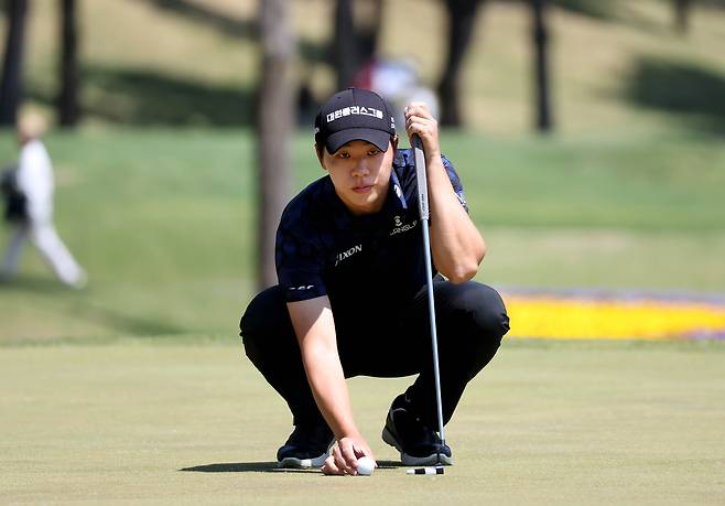 최찬이 4월 26일 경기 파주의 서원밸리CC에서 끝난 KPGA 투어 우리금융 챔피언십 최종 라운드 2번 홀 그린에서 퍼트 라인을 살피고 있다. 사진 제공=KPGA