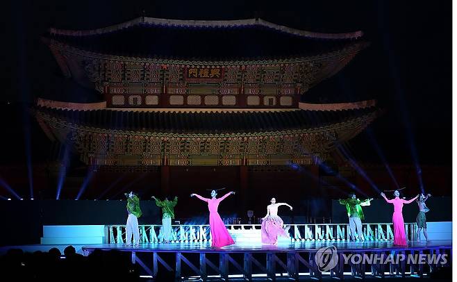 궁중문화축전 개막제 (서울=연합뉴스) 한종찬 기자 = 24일 서울 경복궁 흥례문 광장에서 열린 2026 궁중문화축전 개막제에서 K-컬처와 궁중 문화가 어우러진 축하 공연이 진행되고 있다. 다음 달 3일까지 열리는 이번 행사에서는 고궁을 배경으로 전시·체험·공연 등 다채로운 프로그램이 진행된다. 2026.4.24 saba@yna.co.kr