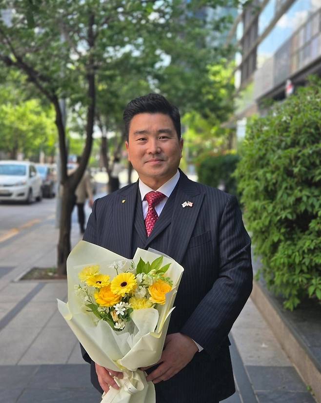 ▲ 김현태 전 육군 특수전사령부 707특수임무단장이 8일 서울 중구 코리아나호텔 인근에서 꽃다발을 들고 기념촬영을 하고 있다. 이날 김 전 단장은 인천 계양구을 국회의원 보궐선거 출마를 공식 선언했다. /사진제공=김현태 전 단장