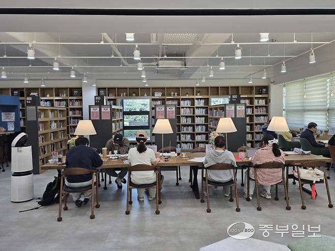 도서관 열람실에서 독서에 열중하고 있는 주민들의 모습. 사진=한기홍 기자
