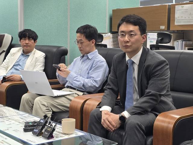8일 전북특별자치도의회 기자실에서 군산김제부안 을 재보궐 선거 후보로 전략공천을 받은 박지원 더불어민주당 최고위원이 출입기자들과 간담회에서 포부를 밝히고 있다. /김영호 기자