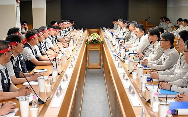 현대차 노사 관계자들이 지난 6일 현대차 울산공장 본관 동행룸에서 2026년 임금협상 상견례를 하고 있다. /사진=현대차