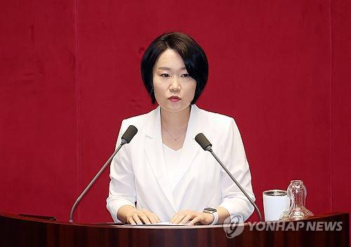 토론 발언하는 이소영 의원(서울=연합뉴스) 박동주 기자 = 더불어민주당 이소영 의원이 4일 국회 본회의에서 2025년도 제2회 추가경정예산안이 상정된 가운데 토론하고 있다. 2025.7.4 pdj6635@yna.co.kr