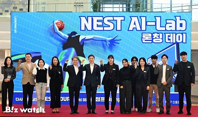 이억원 금융위원장이 8일 서울 광나루로 신용보증기금 광진지점에서 열린 'NEST AI-Lab 광진 개소식'에 참석해 입점기업 대표들과 기념촬영을 하고 있다./사진=이명근 기자 qwe123@