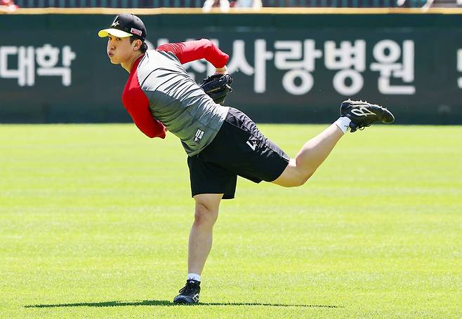 SSG 긴지로가 5일 인천SSG랜더스필드에서 힘차게 공을 던지고 있다. 사진 | SSG 랜더스