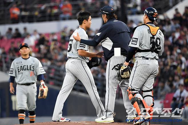 2사 만루 공을 들고 마운드를 찾은 박승민 코치는 결국 정우주를 교체했다.