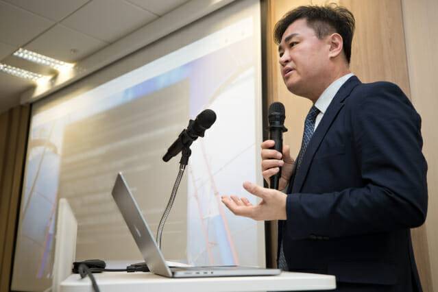 박용규 한국인터넷진흥원 본부장이 오퍼스 4.7 사이버보안 관련 시연 설명을 하고 있다.