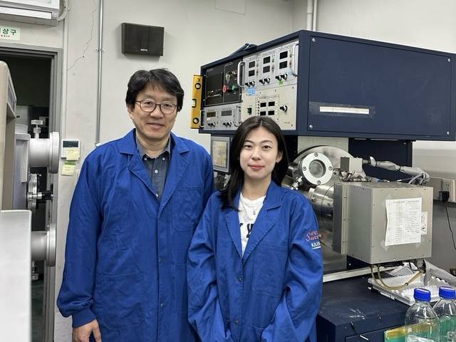 정희태(왼쪽) KAIST 생명화학공학과 석좌교수와 윤지수(오른쪽) 박사과정생.