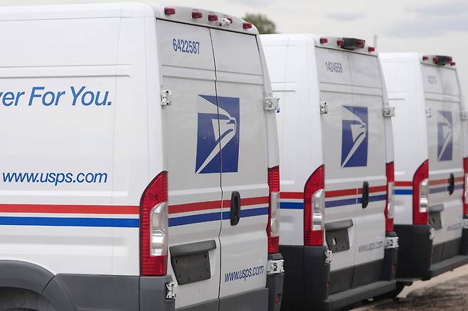 2026년 3월 23일, 미국 덴버 동부의 한 우체국 밖에 주차된 차량에 미국 연방우체국(USPS) 로고가 새겨져 있다. AP연합뉴스