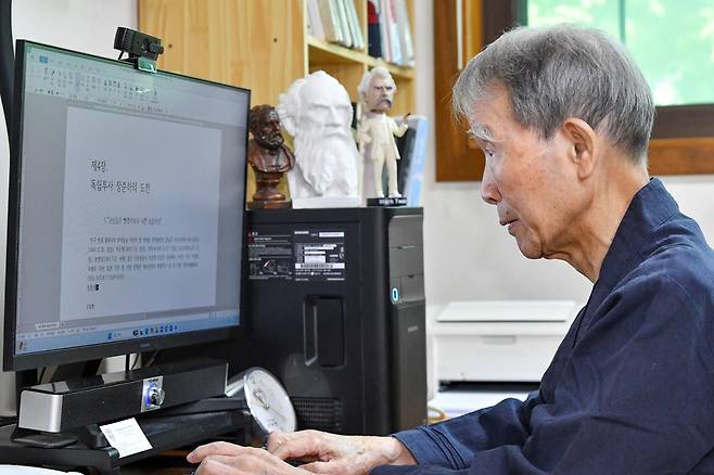 임헌영 관장이 6일 서울 서초구 자택 서재에서 '한국 현대 필화사' 2권의 원고를 쓰고 있다. 컴퓨터 본체 위에는 그가 가장 좋아하는 작가인 빅토르 위고, 레프 톨스토이, 마크 트웨인의 피규어가 놓여 있다. 그는 "셋이 모두 평화주의자면서 반전주의자로 우리나라의 운명과도 밀접한 관계가 있다"고 설명했다. 윤기훈 인턴기자
