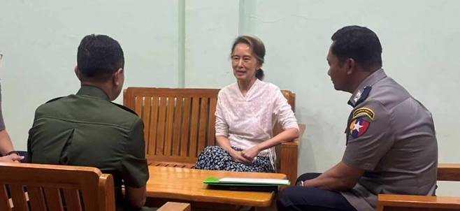 미얀마 정부가 4월 30일 공개한 아웅산 수치 국가고문의 사진. 2021년 2월 군사 쿠데타로 붙잡힌 뒤 5년여 동안 수감 생활을 해온 그의 모습이 공개된 것은 2021년 5월 법정에서 재판받는 사진 이후 거의 5년 만이다. AFP 연합뉴스 자료사진