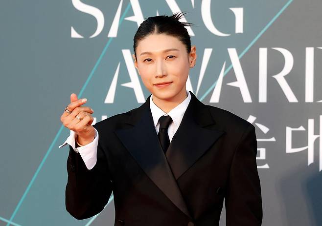 방송인 김연경이 8일 오후 서울 강남구 코엑스에서 열린 제62회 백상예술대상에서 레드카펫을 밟고 있다. 뉴시스