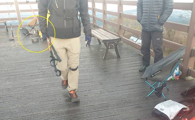 제주시 애월읍 큰노꼬메오름 정상 전망대를 점령한 텐트들. 취사에 사용한 것으로 보이는 부탄가스(황색 동그라미)가 보인다 (사진, 제주도청 홈페이지)