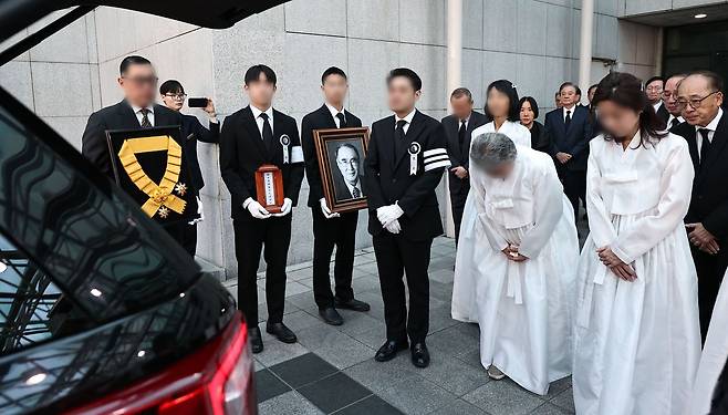 8일 서울아산병원 장례식장에서 이홍구 전 국무총리(전 중앙일보 고문)의 발인식이 엄수되고 있다. 발인식에 앞서 영결식에 참석한 조문객들은 고인의 운구차가 장지로 떠날 때까지 자리를 지키며 예를 표했다. 연합뉴스