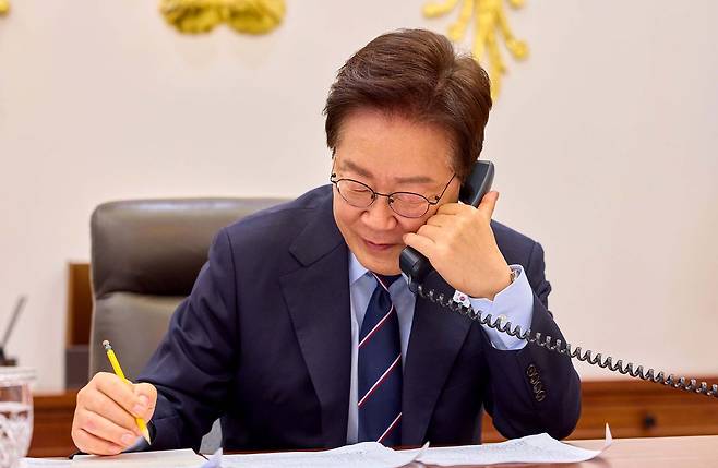 이재명 대통령이 8일 청와대 집무실에서 마크 카니 캐나다 총리와 통화를 하고 있다. 2026.5.8 청와대 제공