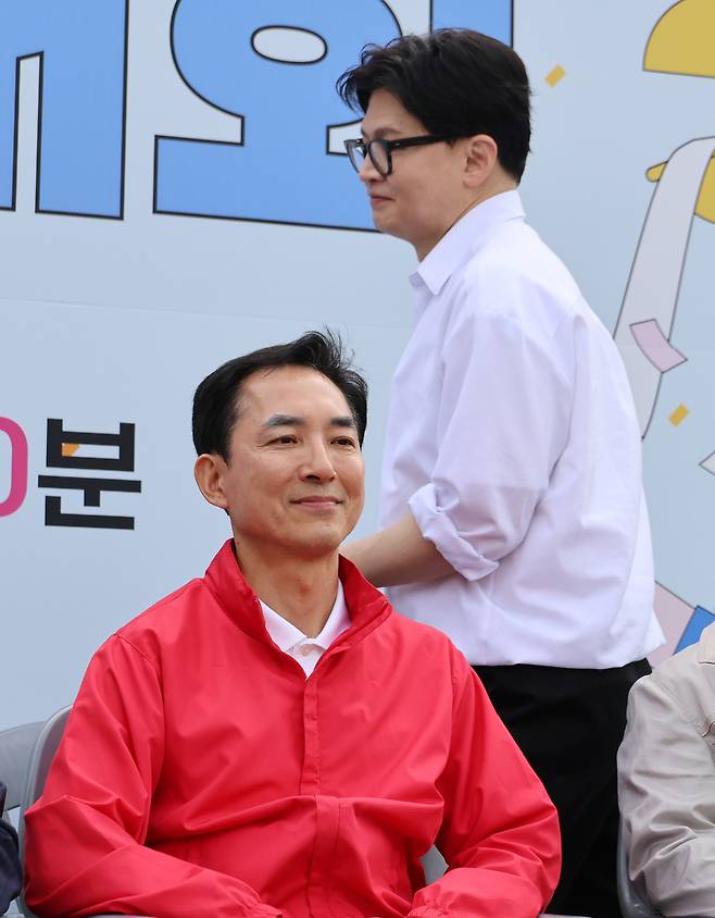 지난 4월 부산 구포초에서 열린 동문회 운동회에서 한동훈 전 국민의힘 대표가 박민식 전 국가보훈부 장관의 뒤로 지나가고 있다. 연합뉴스