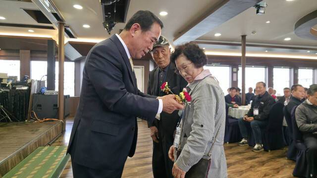 8일 이병권 계양농협 조합장이 계양농협 최고령 조합원 어르신들에게 직접 카네이션을 달아드리고 있다. 장민재기자