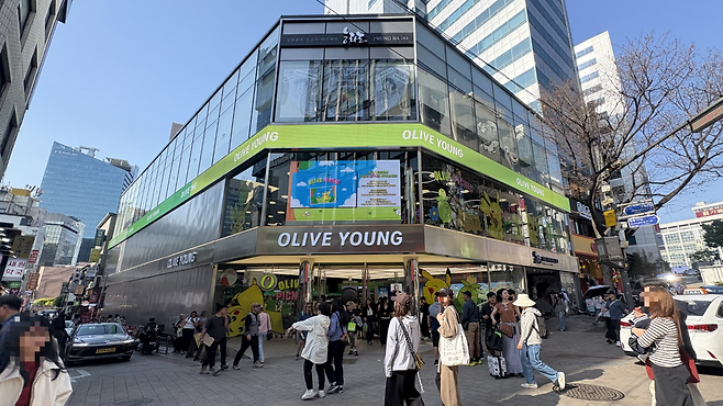 기자가 지난 6일 찾은 올리브영 명동점은 쇼핑을 하는 외국인 관광객으로 발디딜 틈을 찾기 힘들었다. 박연수 기자